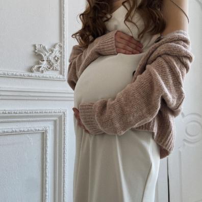 picture of a pregnant woman holding her bump