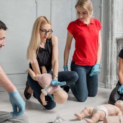 picture of a teen learning first aid