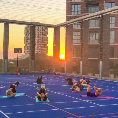 picture of an outdoor exercise class
