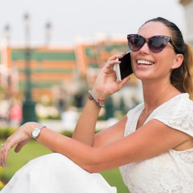 picture of woman on the phone on holiday
