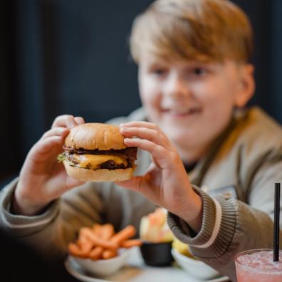 picture of a child eating a burger at TGI FRIDAY
